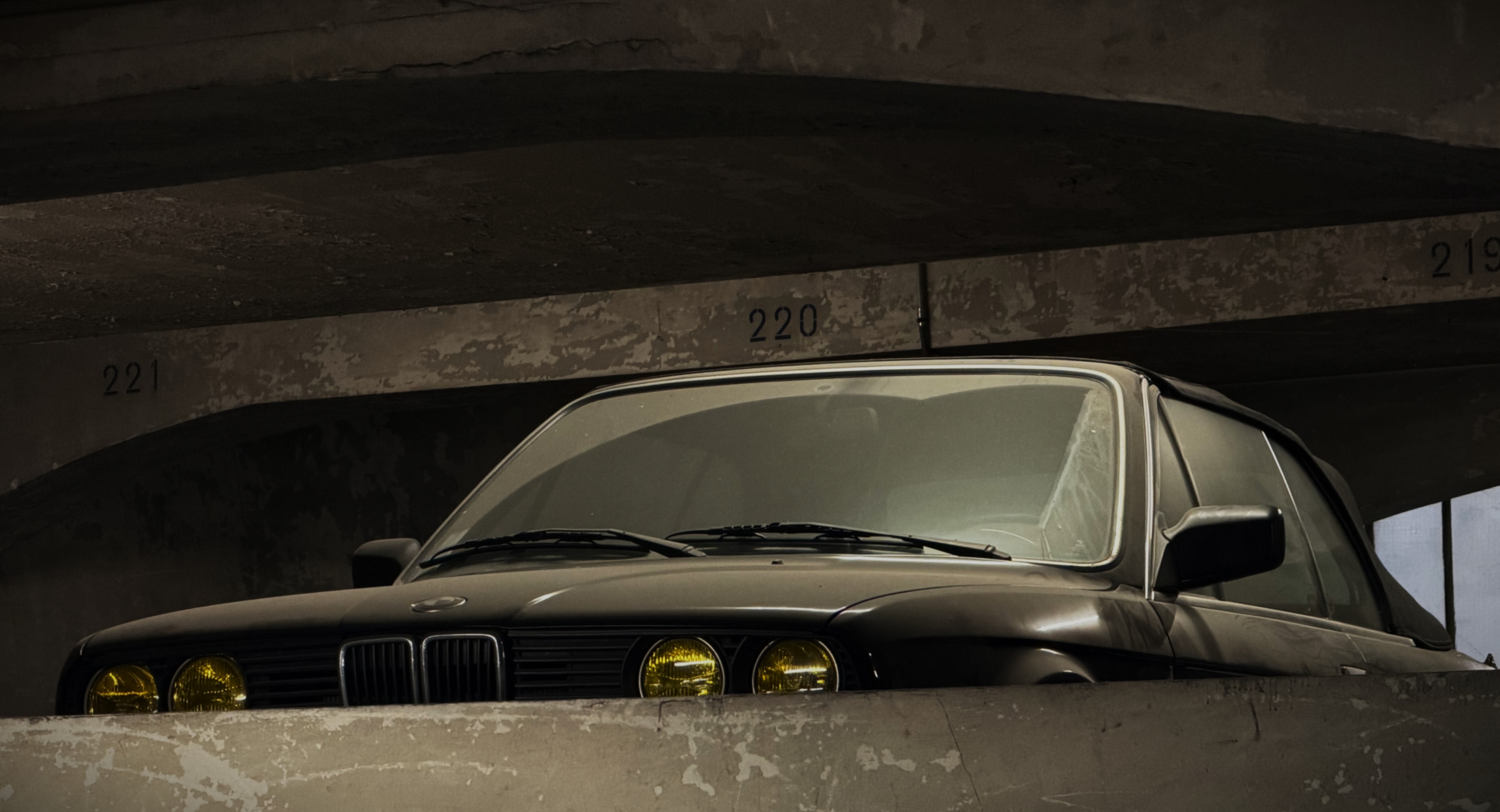 Photographie automobile dans un parking couvert